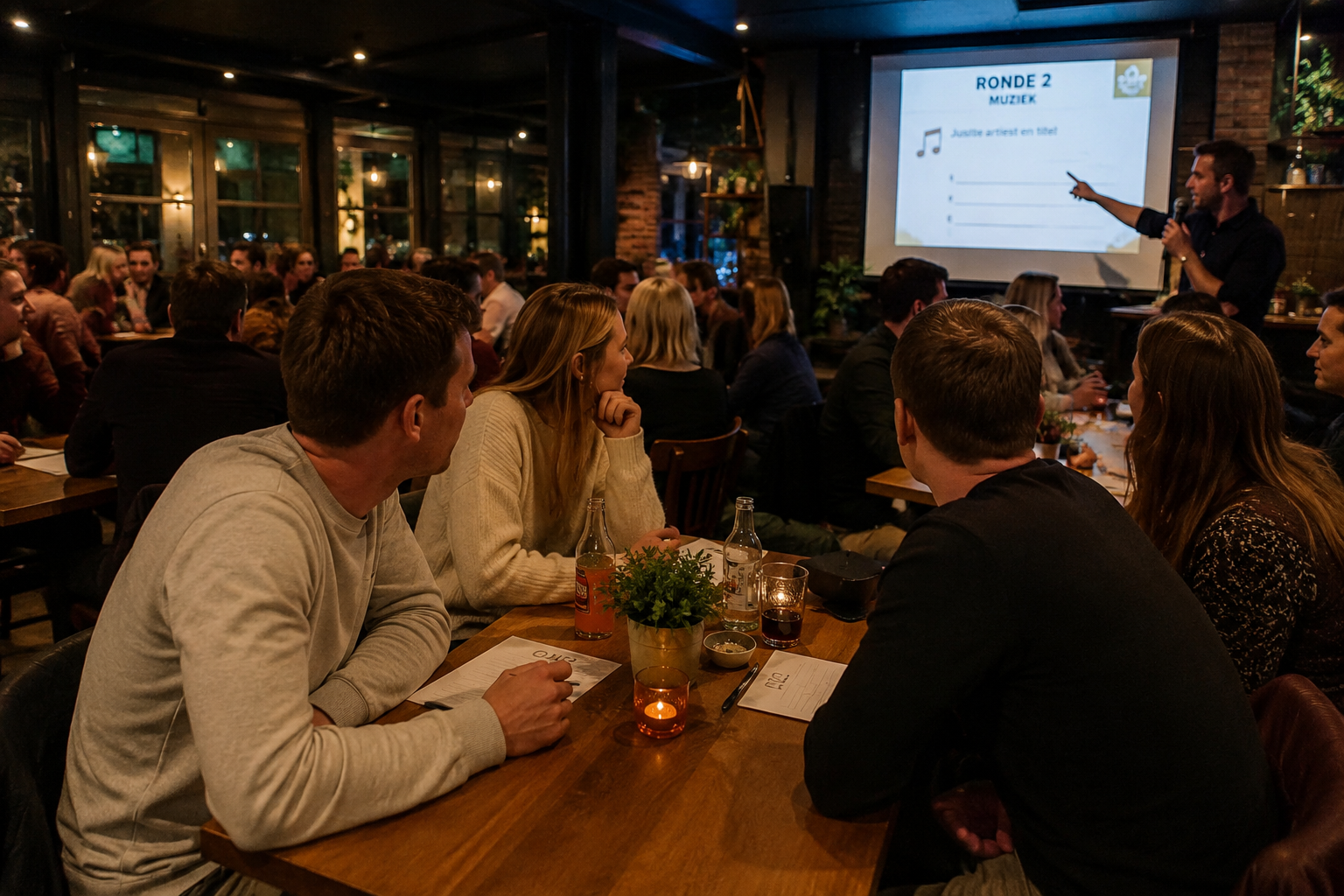 Buurtbewoners genieten van een quiz in het buurthuis